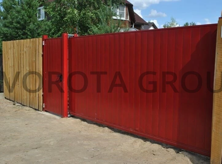 Откатные ворота на сваях с калиткой Doorhan красные 1900х3000
